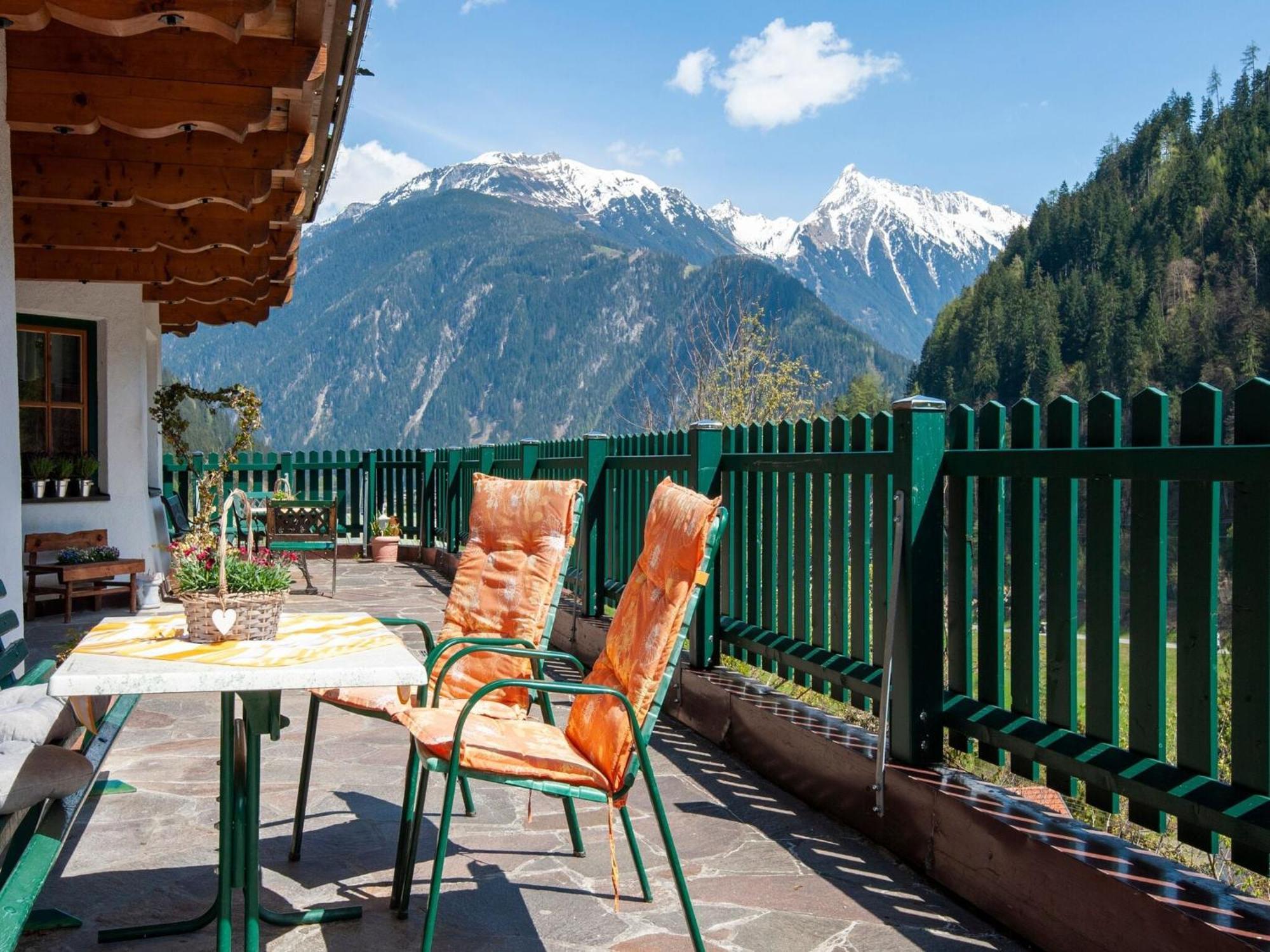 Alluring Apartment in Mayrhofen near Forest Exterior foto