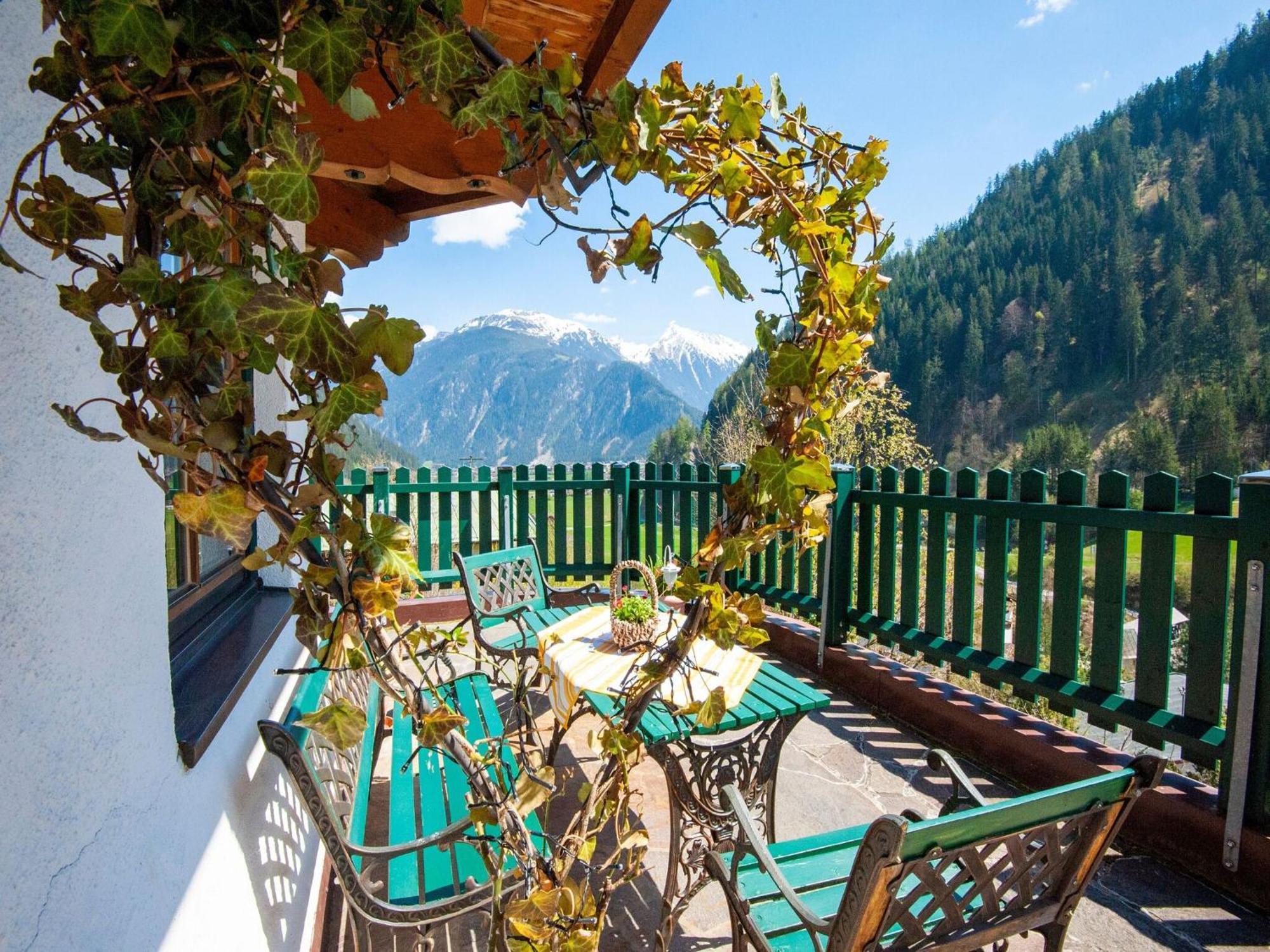 Alluring Apartment in Mayrhofen near Forest Exterior foto